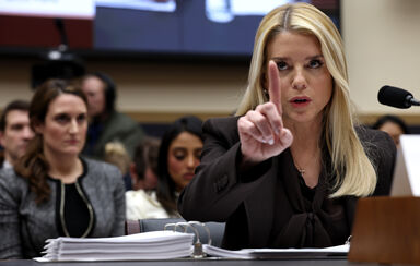 Pam Bondi, envolvida no caso de Jeffrey Epstein, levanta questões sobre segredos e proteção