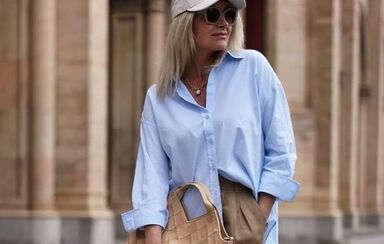 Tendências de primavera: mulher com camisa azul, calças e boné dos Yankees