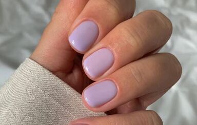 Manicure lilás: a cor da moda para a primavera.
