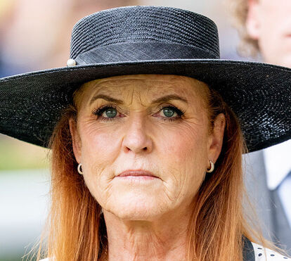 É o fim da 'duquesa dos Escândalos'. Como Sarah Ferguson a cada dia se 'enterra' mais, à medida que vão sendo divulgadas as suas trocas de e-mails com Epstein