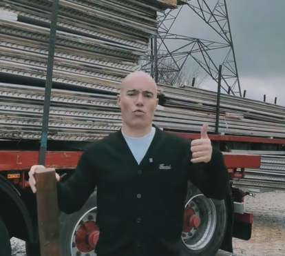 Celso Lascasas carrega camiões com material que doou a habitantes de Leiria