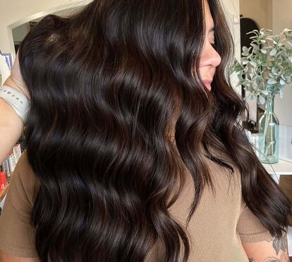 'Espresso Martini Brunette' é a cor de cabelo deste ano