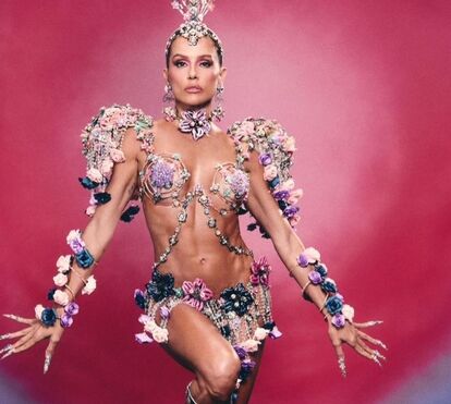 Vídeo: percalço de Carnaval! Deborah Secco quase fica nua em baile ao trocar de figurino