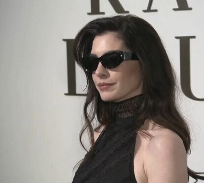 Anne Hathaway e Lana Del Rey arrasam na red carpet do desfile da Ralph Lauren