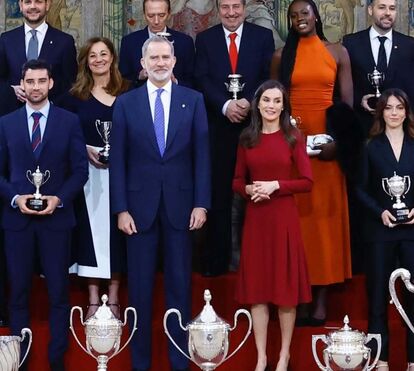 Letizia encarna 'femme fatale' com vestido vermelho sensual e sofisticado