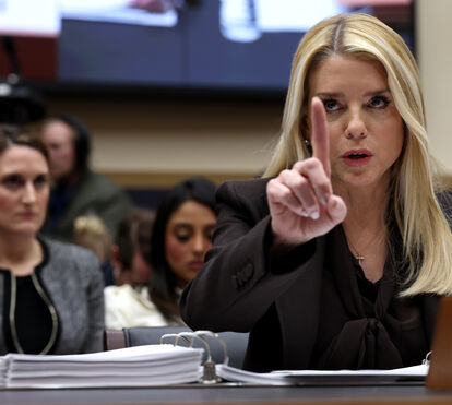 O que esconde Pam Bondi, a mulher de confiança de Donald Trump, guardiã dos ficheiros secretos de Jeffrey Epstein? Quem está a encobrir e que 'bomba' tem em sua posse?