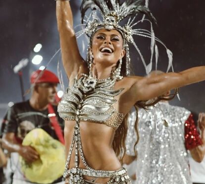 Juliana Paes brilha no Carnaval do Rio: veja o regresso triunfante da rainha de bateria da Viradouro