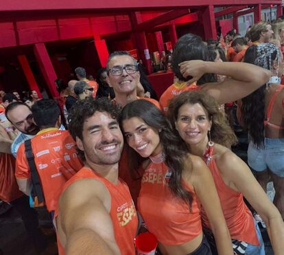 'Aproveitar cada segundo, cada respiração': José Condessa diverte-se com Luisinha Oliveira (e os sogros) no Carnaval no Brasil