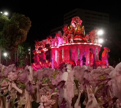 Sambódromo ao rubro: segunda noite do Carnaval do Rio leva multidões e desfiles grandiosos à avenida