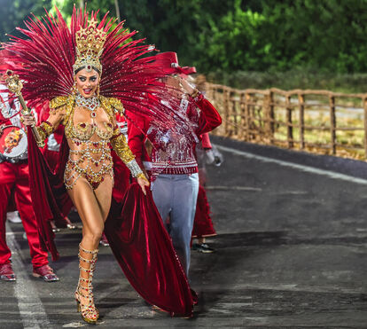 Juliana Paes regressa à Viradouro e arrasa com corpo e presença no Carnaval do Rio