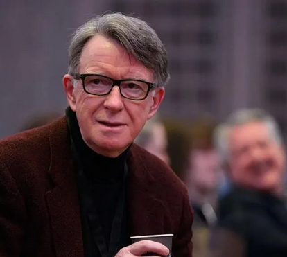 Mais um 'poderoso' detido por causa dos Ficheiros Epstein! Depois do ex-príncipe André, antigo embaixador britânico preso no Reino Unido