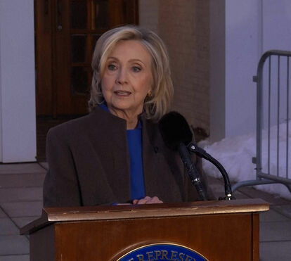 Hillary Clinton: “Não sei quantas vezes tive de dizer que não conhecia Jeffrey Epstein” 