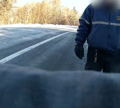 Polícia atingido por carro descontrolado nos Estados Unidos. Veja o momento!