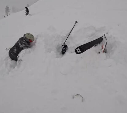 Assista ao resgate de esquiador soterrado na neve 