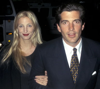 Quem ficou com o anel de noivado de Carolyn Bessette após a sua trágica morte? Um mistério que está a suscitar muitas interrogações