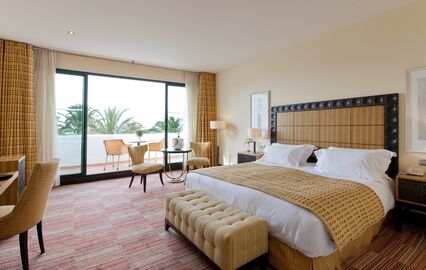 Quarto de hotel com cama grande e varanda para um sono descansado