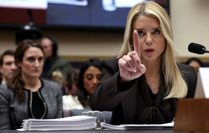 Pam Bondi, envolvida no caso de Jeffrey Epstein, levanta questões sobre segredos e proteção