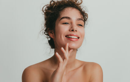 Rosto uniforme e rejuvenescido com produtos para manchas.
