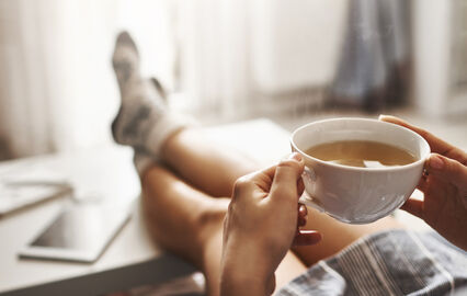 Cafeteira Nescafé compacta e barata, inclui 3 embalagens de café