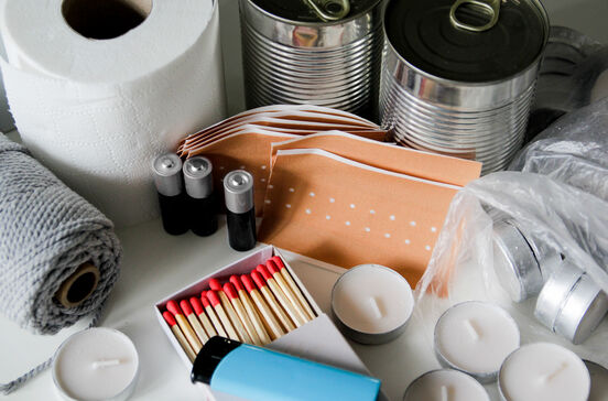 Kit de emergência: prepare-se com papel higiénico, enlatados, pensos, pilhas, fósforos e velas