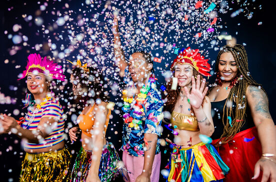 Festa de Carnaval anima Lisboa com fantasias e confetis