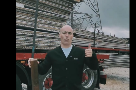 Celso Lascasas carrega camiões com material que doou a habitantes de Leiria