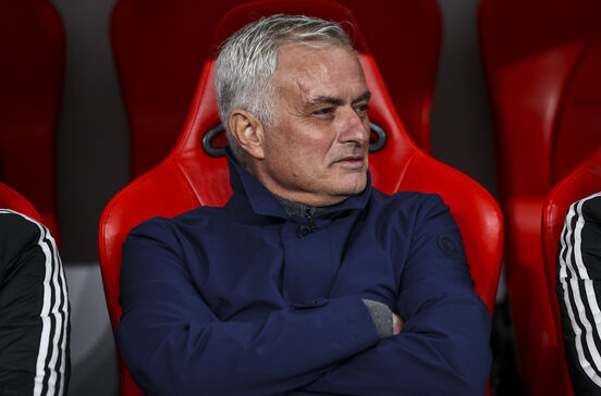 Mourinho dedica-se ao futebol, com a família habituada à distância em Inglaterra