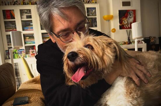 Nuno Markl regressa a casa e recebe carinho do seu cão.
