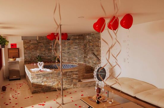 Motel decorado para celebrar o primeiro aniversário