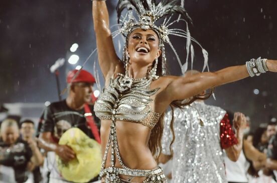 Juliana Paes encanta no Carnaval do Rio como rainha de bateria da Viradouro
