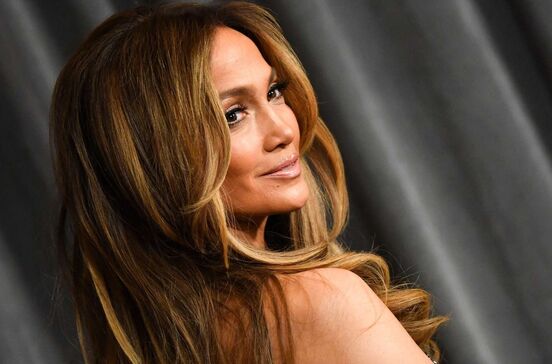 Jennifer Lopez aposta em tons quentes de mel para o cabelo