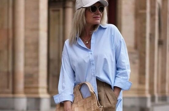 Tendências de primavera: mulher com camisa azul, calças e boné dos Yankees