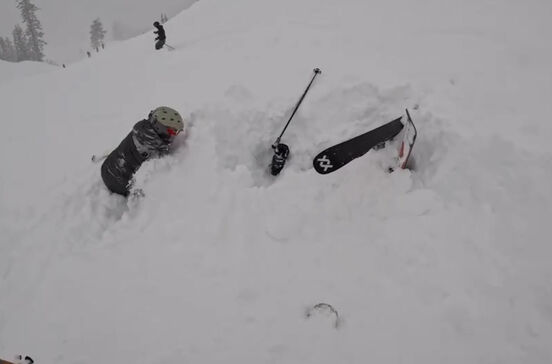 Imagens impressionantes mostram resgate de esquiador soterrado na neve 