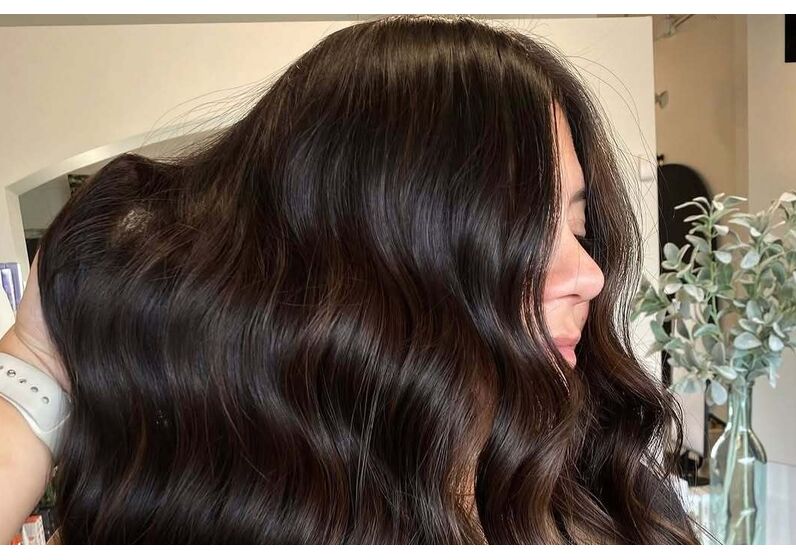 'Espresso Martini Brunette' é a cor de cabelo deste ano