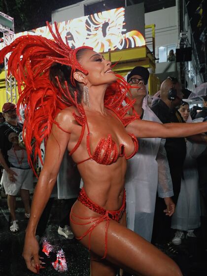 Juliana Paes brilha na Viradouro no Carnaval do Rio com energia e corpo de sonho