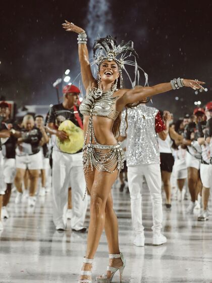 Juliana Paes destaca-se no Carnaval do Rio como rainha da bateria da Viradouro