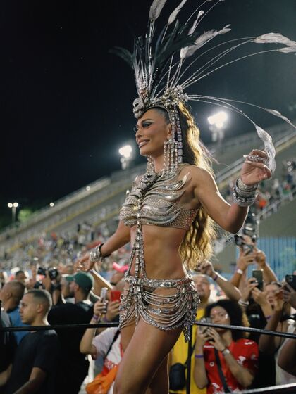Juliana Paes encanta no Carnaval do Rio como rainha de bateria da Viradouro