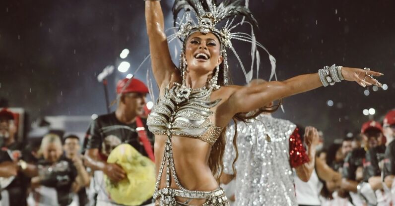 Juliana Paes encanta no Carnaval do Rio como rainha de bateria da Viradouro