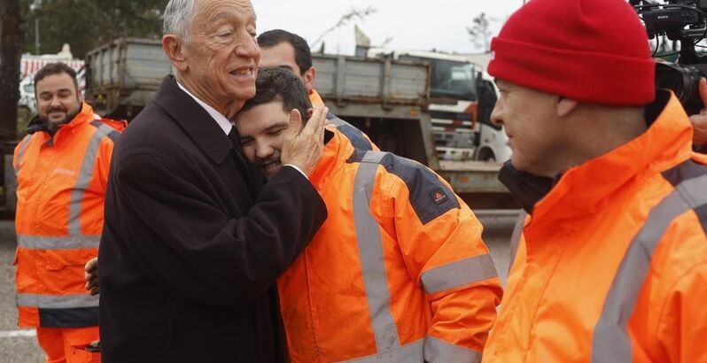 Na hora da despedida, Marcelo adia visita aos reis de Espanha, volta a vestir a pele de 'Presidente dos Afetos' e regressa à sua verdadeira essência junto do País real