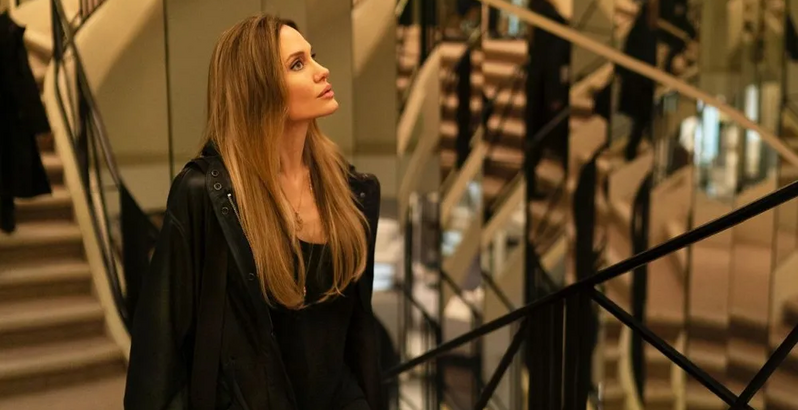 O regresso de Angelina Jolie, num filme que é uma ode ao mundo da moda e a faz reabrir feridas antigas