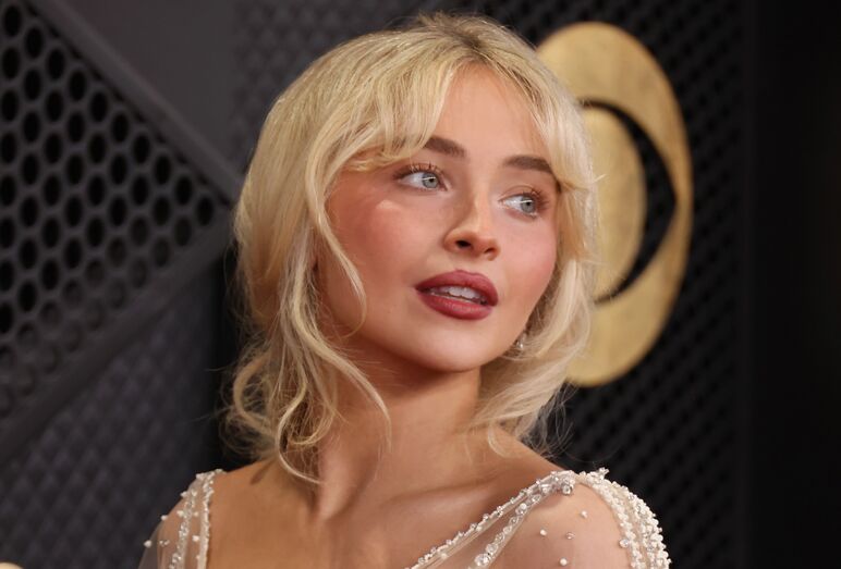 Sabrina Carpenter populariza a maquilhagem clean na cerimónia dos Grammy