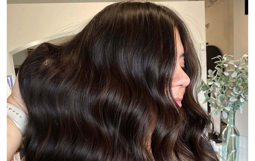 'Espresso Martini Brunette' é a cor de cabelo deste ano
