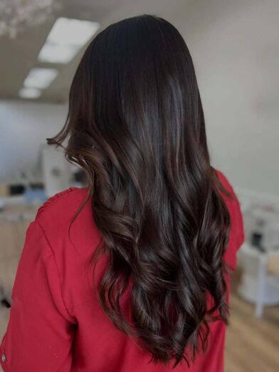 'Espresso Martini Brunette' é a cor de cabelo deste ano