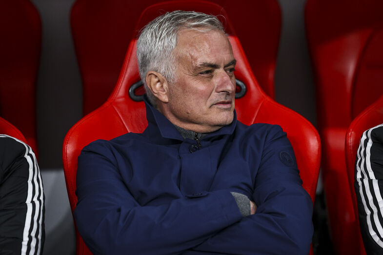 Mourinho dedica-se ao futebol, com a família habituada à distância em Inglaterra