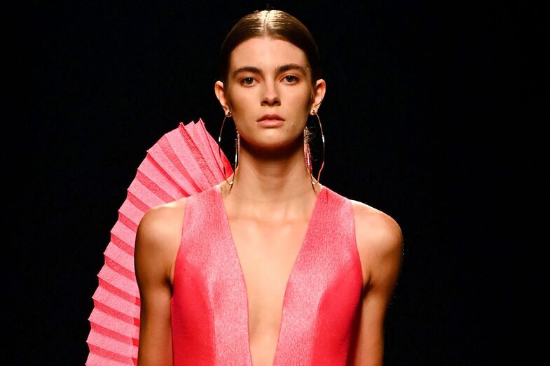 Modelo desfila com vestido rosa em Málaga