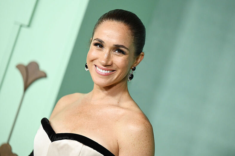 Meghan Markle volta a Hollywood numa gala de beneficência.
