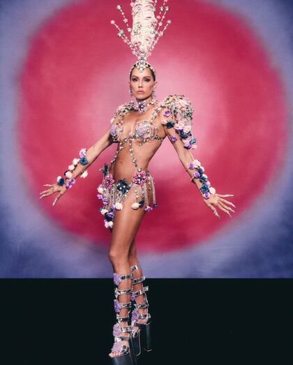 Deborah Secco evita nudez no Carnaval com reflexos rápidos durante troca de figurino