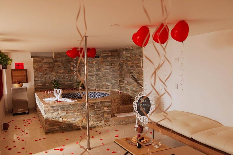 Motel decorado para celebrar o primeiro aniversário