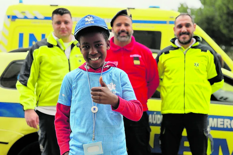 Rodrigo Pinto reúne-se com  a equipa do INEM na Escola Básica João Roiz