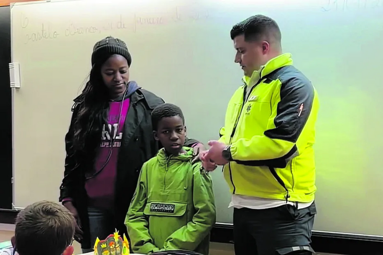 Rodrigo Pinto e a mãe, Naidilley, reúnem-se com  a equipa do INEM na Escola Básica João Roiz